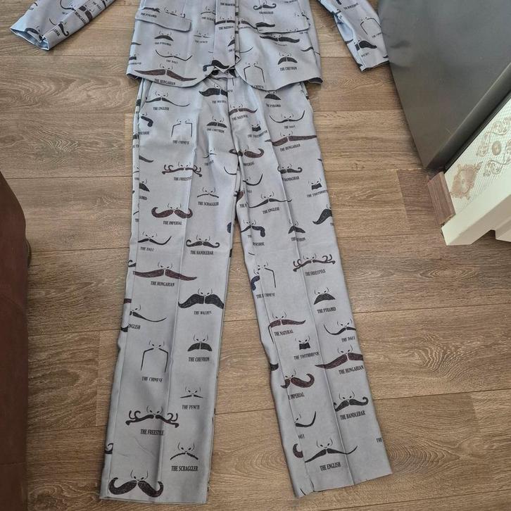 Carnavalspak / Moustache snorren kostuum 3 delig - in maat M, Kleding | Heren, Carnavalskleding en Feestkleding, Zo goed als nieuw