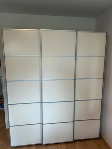 Kast beschikbaar voor biedingen