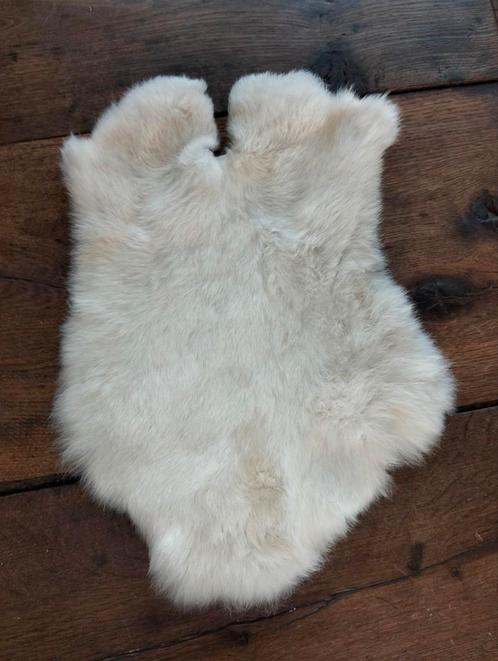 Mooi konijnenvacht wit/crème (M), Huis en Inrichting, Woonaccessoires | Plaids en Woondekens, Zo goed als nieuw, Ophalen of Verzenden