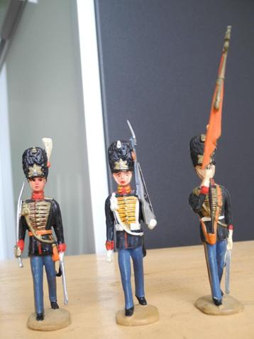 3 antieke miniaturen /soldaten/officieren/vaandeldrager beschikbaar voor biedingen
