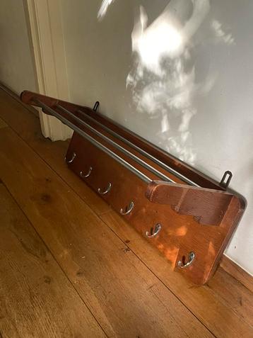Vintage houten kapstok met metalen haakjes en rails beschikbaar voor biedingen