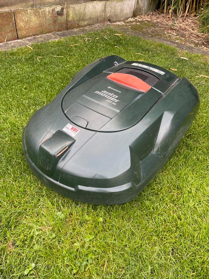 Robotmaaier Husqvarna 220AC Automower 2010, Tuin en Terras, Robotmaaiers, Gebruikt, 20 tot 25 cm, Ophalen