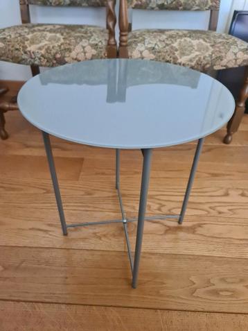 Grijze bijzettafel met glasplaat beschikbaar voor biedingen