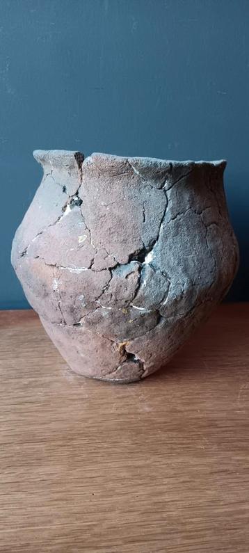 Bronstijd artefact,  urn uit scherven weer opgebouwd  beschikbaar voor biedingen