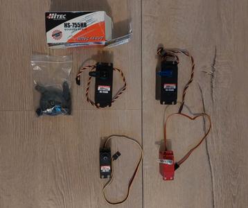4x RC Servos in 1 koop beschikbaar voor biedingen