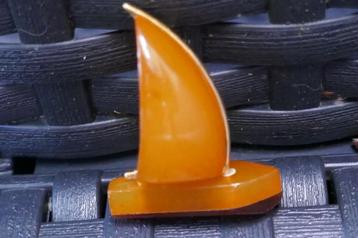 Russische barnstenen zeilboot broche   beschikbaar voor biedingen