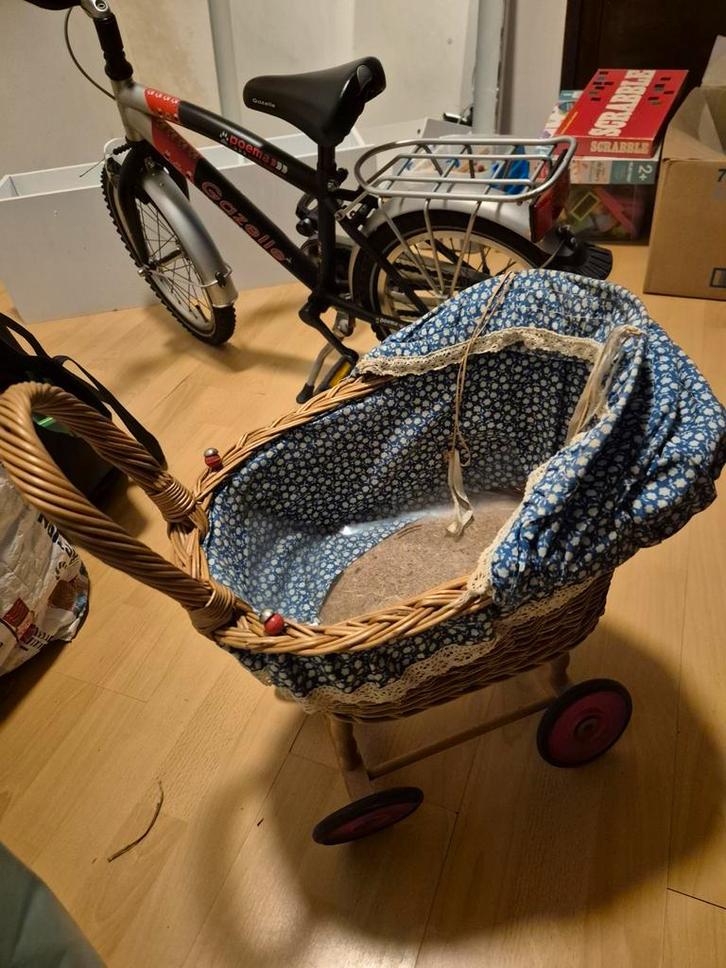 Vintage Poppenwagen - Riet en Stof, Kinderen en Baby's, Speelgoed | Poppen, Gebruikt, Overige typen, Ophalen of Verzenden