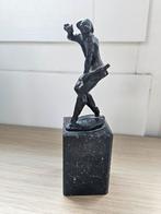 Bronzen beeld Mestreechter Geis, Ophalen