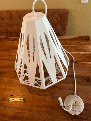 Witte hanglamp beschikbaar voor biedingen