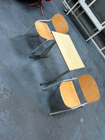 Schoolbureau met stoelen beschikbaar voor biedingen