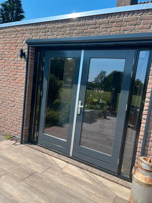 Dubbele openslaande deuren (eventueel inclusief zonnewering), Doe-het-zelf en Verbouw, Kozijnen en Schuifpuien, Zo goed als nieuw