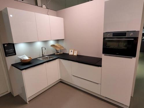 Showroomkeuken Wit hoogglans semi-greeploos 182x260cm, Huis en Inrichting, Keuken | Complete keukens, Zo goed als nieuw, Hoekkeuken