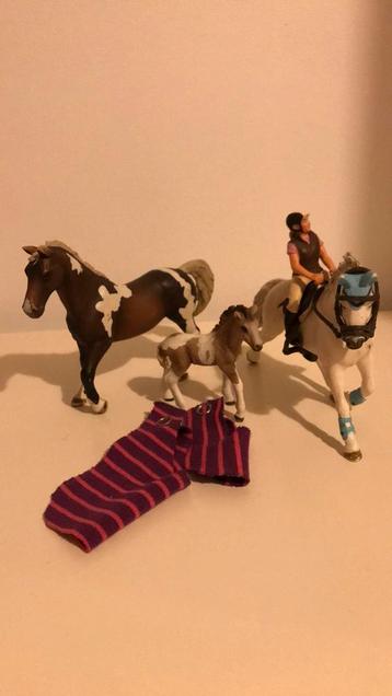 Schleich familie met ruiter, zadel en tuig en zadeldekens