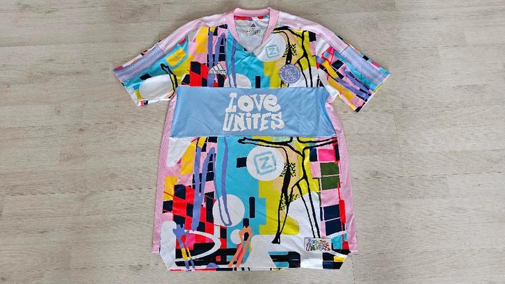 Ajax Matchworn Prematch Shirt! 25 Jaar! Love Unites! mt M!, Verzamelen, Sportartikelen en Voetbal, Zo goed als nieuw, Shirt, Ajax