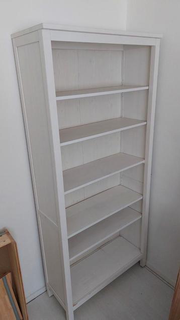 Boekenkast met stelpoten beschikbaar voor biedingen