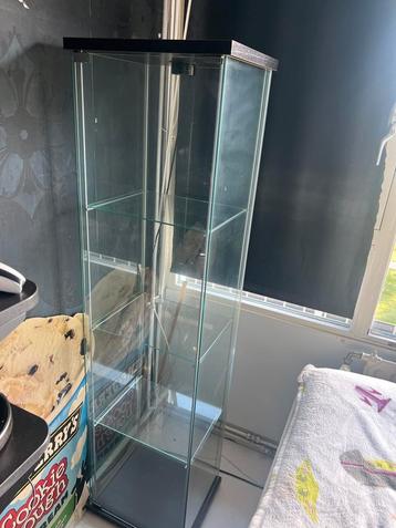 vitrinekast beschikbaar voor biedingen