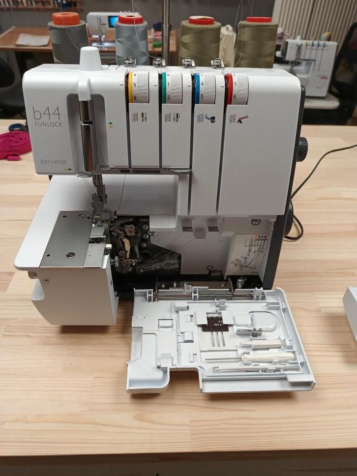 Bernette B44, lockmachine als nieuw!, Hobby en Vrije tijd, Naaimachines en Toebehoren, Zo goed als nieuw, Lockmachine, Bernina