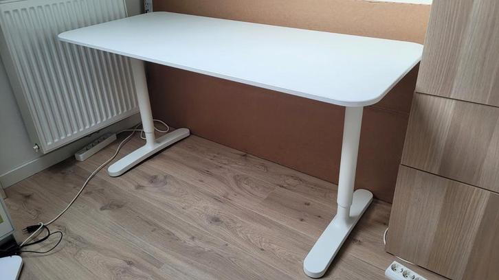 IKEA Bekant bureau 140x60 cm, Huis en Inrichting, Bureaus, Zo goed als nieuw, In hoogte verstelbaar, Ophalen