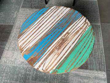 Kleurrijke Houten Bijzettafel - Vintage Stijl beschikbaar voor biedingen
