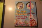 806y - boek - tik-tak magneetjes - de drukke dag van dennis, Ophalen of Verzenden, Gelezen, Fictie algemeen