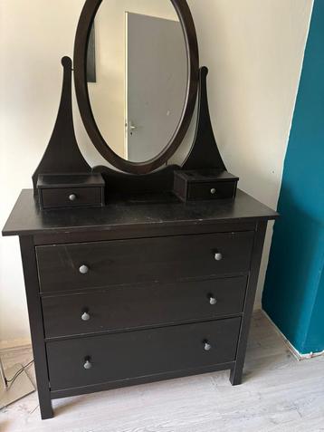 Kaptafel met spiegel beschikbaar voor biedingen