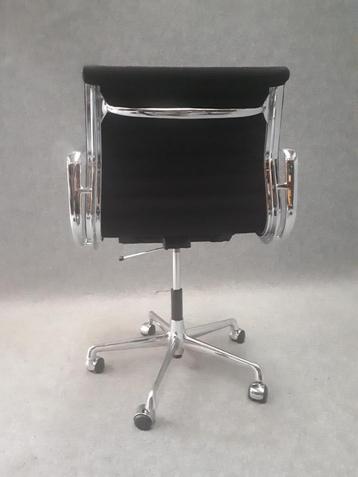Vitra Aluminium stoel EA 117 bureaustoel van Charles & Ray E beschikbaar voor biedingen
