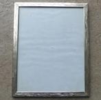Oude fotolijst brede zilverkleurige rand metaal fotolijstje, Huis en Inrichting, Woonaccessoires | Lijsten, Minder dan 50 cm, Gebruikt