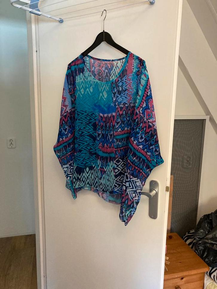 Leuke vrolijke tuniek is recht model oto 88 cm, Kleding | Dames, Grote Maten, Zo goed als nieuw, Blouse of Tuniek, Blauw, Ophalen of Verzenden