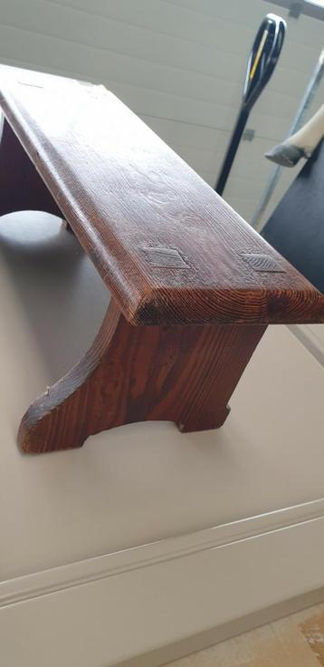 Antieke kruk, vensterbankkruk, massief hout beschikbaar voor biedingen