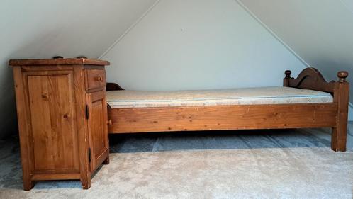 Gratis bed en nachtkastje, Antiek en Kunst, Antiek | Meubels | Bedden, Ophalen