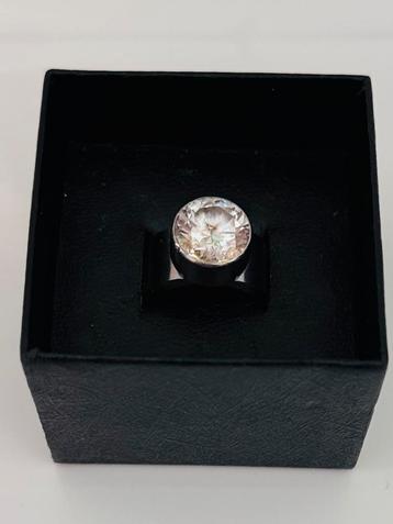 Melano ring met prachtig geslepen steen beschikbaar voor biedingen