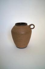 Vintage vaasje met oor bruin keramiek klei donker aardewerk, Overige kleuren, Aardewerk of Porselein, Ophalen of Verzenden, Zo goed als nieuw