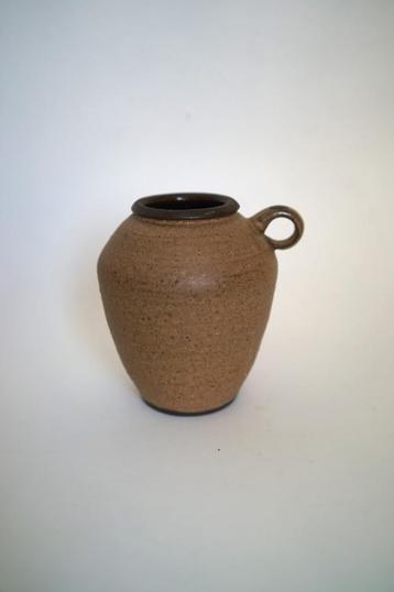 Vintage vaasje met oor bruin keramiek klei donker aardewerk beschikbaar voor biedingen