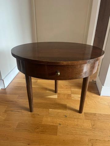 Vintage bijzettafel / nachtkastje – Jaren 50 60 – massief beschikbaar voor biedingen