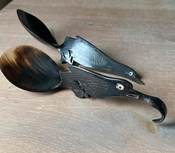 Set van 2 handgesneden hoornen lepels in vogelvorm, Antiek en Kunst, Antiek | Bestek, Ophalen of Verzenden