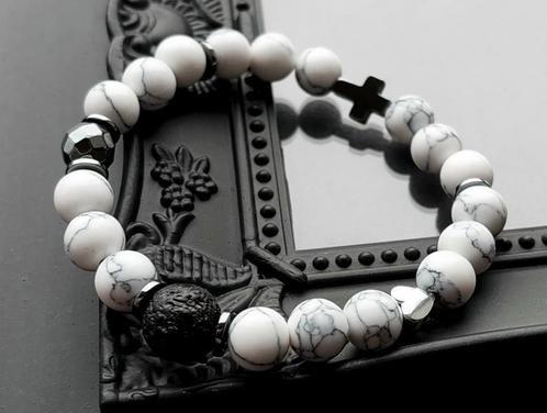 WITTE HOWLIET EN ZWARTE LAVA KRALEN ARMBAND MET KRUIS, Sieraden, Tassen en Uiterlijk, Armbanden, Nieuw, Elastiek, Zwart, Met bedels of kralen