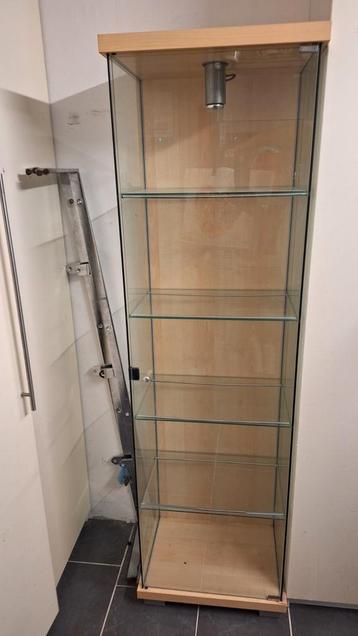 Glazen Vitrinekast met Houten Frame beschikbaar voor biedingen