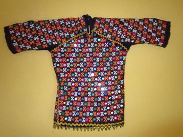 Oud hand geborduurd kinderjakje / wanddecoratie uit India beschikbaar voor biedingen