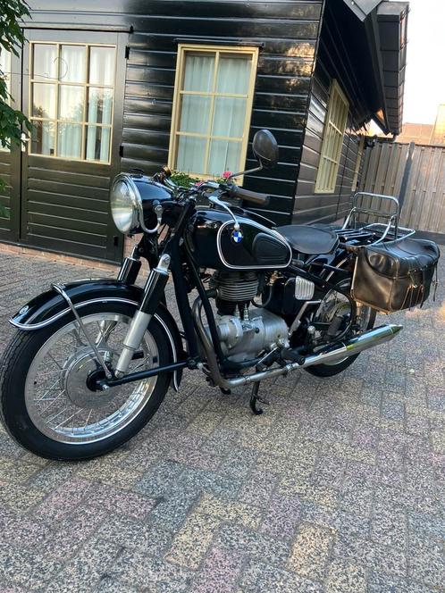 BMW R-27 motor  in prima staat ! met 2 tassen, Motoren, Motoren | Oldtimers, Toermotor, 12 t/m 35 kW, 1 cilinder, Ophalen
