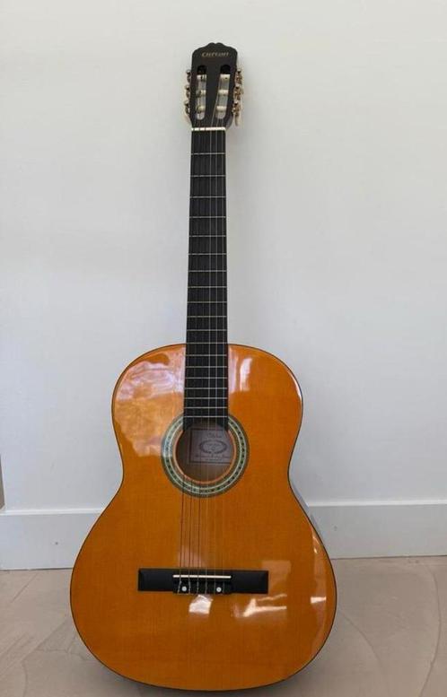 Clifton Guitar with cover, Muziek en Instrumenten, Snaarinstrumenten | Gitaren | Akoestisch, Zo goed als nieuw, Klassieke of Spaanse gitaar