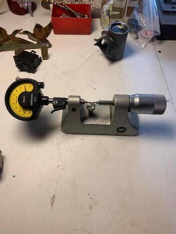 Mahr bench snap gage meetklok houder met micrometer beschikbaar voor biedingen