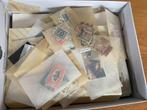 Uitzoekdoos postzegels, veel in zakjes met oud, Ophalen of Verzenden, Nederland en Buitenland