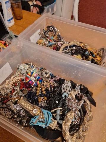 Super grote partij prachtige vintage sieraden beschikbaar voor biedingen