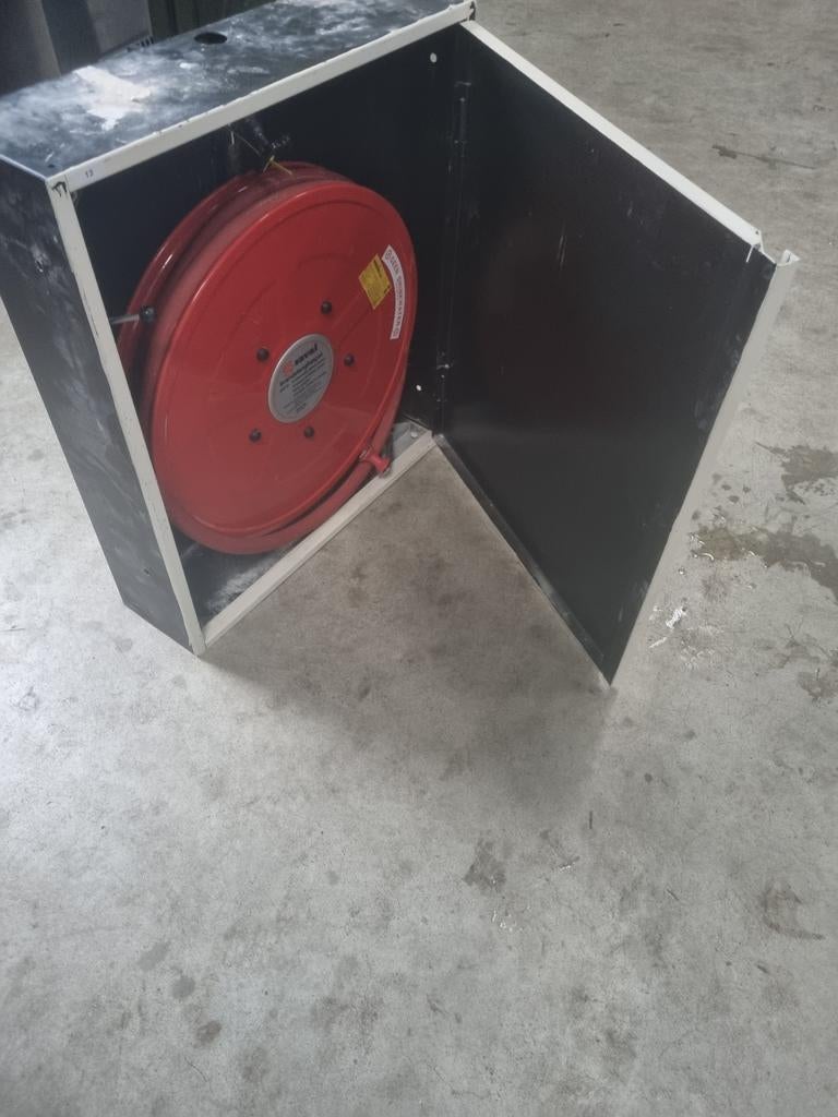 Brandslang op haspel in kast, Ophalen, Zo goed als nieuw