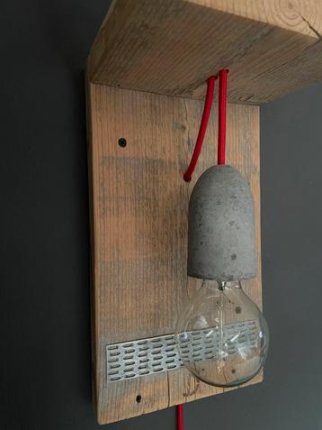 Stoere Steigerhouten Lamp met Betonnen Fitting beschikbaar voor biedingen