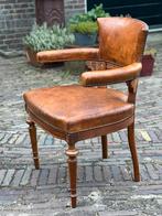 Schapenleren Fauteuil met Houtsnijwerk, Ophalen