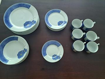 Servies bloemen, blauw en wit beschikbaar voor biedingen