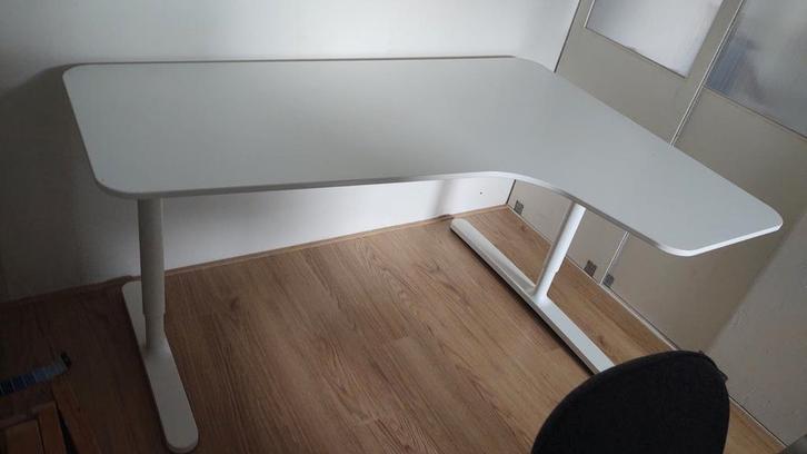 Bureau Ikea, met rechts meer ruimte, Huis en Inrichting, Bureaus, Zo goed als nieuw, Ophalen