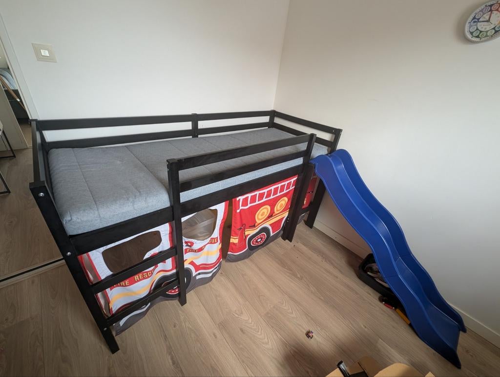 Kinderbed met matras, glijbaan en brandweer-gordijnen, Ophalen, Eenpersoons, Hout
