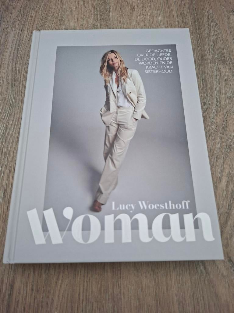 Woman - Lucy Woesthoff - Gedachten over liefde en sisterhood, Boeken, Ophalen of Verzenden, Zo goed als nieuw, Lucy Woesthoff